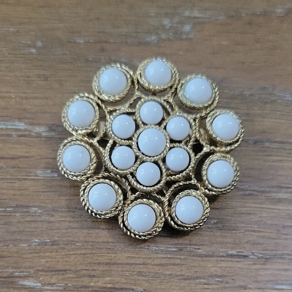 Stella & Dot Vintage Paradise Elegant scarf/Brooch milk glass beads